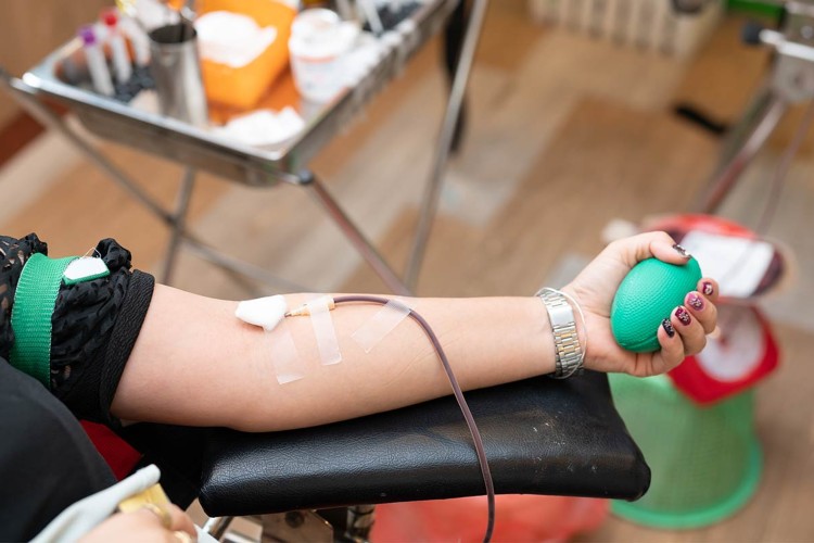 brazo extendido donando sangre