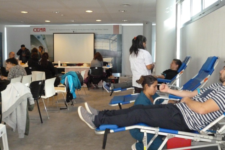 imagen de personas donando sangre